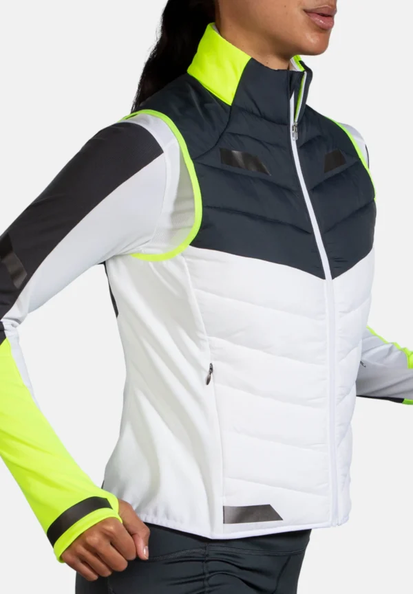 Brooks Women's Run Visible Insulated Vest -juoksuliivin 3M Scotchlite Carbon Black Stretch -heijastavat yksityiskohdat.