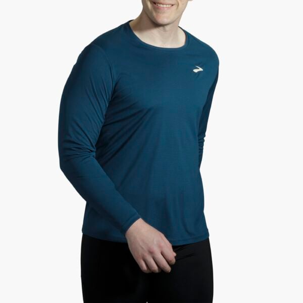 Brooks Atmosphere Long Sleeve tarjoaa kevyen suojan, nopeasti kuivuvan materiaalin ja kosteutta siirtävän rakenteen.