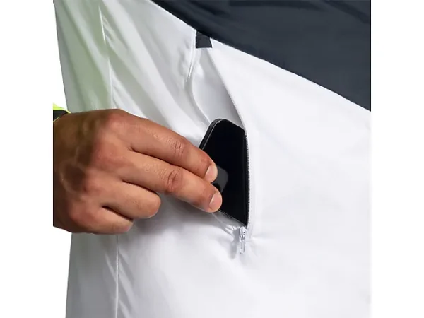 Brooks Run Visible Insulated Vest -juoksuliivin vetoketjullinen käsitasku tärkeiden tavaroiden säilyttämiseen.