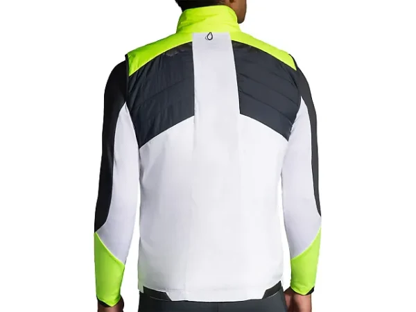 Brooks Run Visible Insulated Vest takaa – heijastavat ja fluoresoivat yksityiskohdat parantavat näkyvyyttä pimeässä.