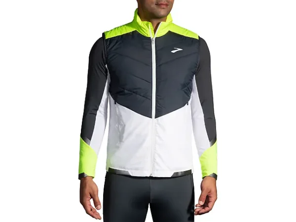 Brooks Run Visible Insulated Vest sivusta – lämmin juoksuliivi mahdollistaa vapaan liikkumisen käsille.