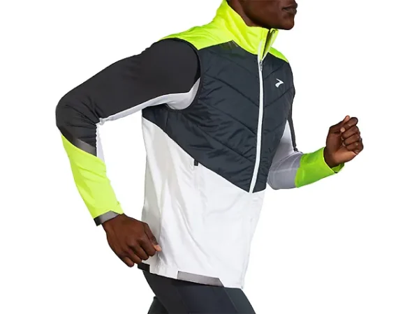 Brooks Run Visible Insulated Vest tarjoaa 360 asteen näkyvyyden ja suojaa kylmältä, tuulelta ja kosteudelta
