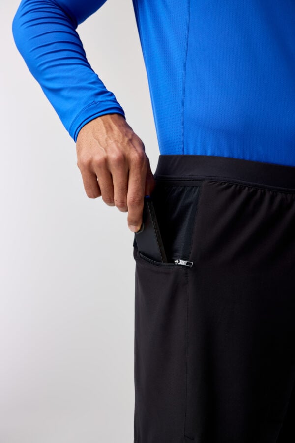 Brooks Journey 7" 2-in-1 Short -juoksushortseissa on useita taskuja tärkeiden tavaroiden säilyttämiseen.