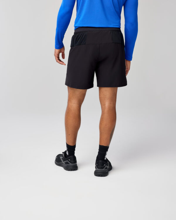 Brooks Journey 7" 2-in-1 Short takaa – 7 tuuman ulkoshortsit ja joustavat sisäshortsit.