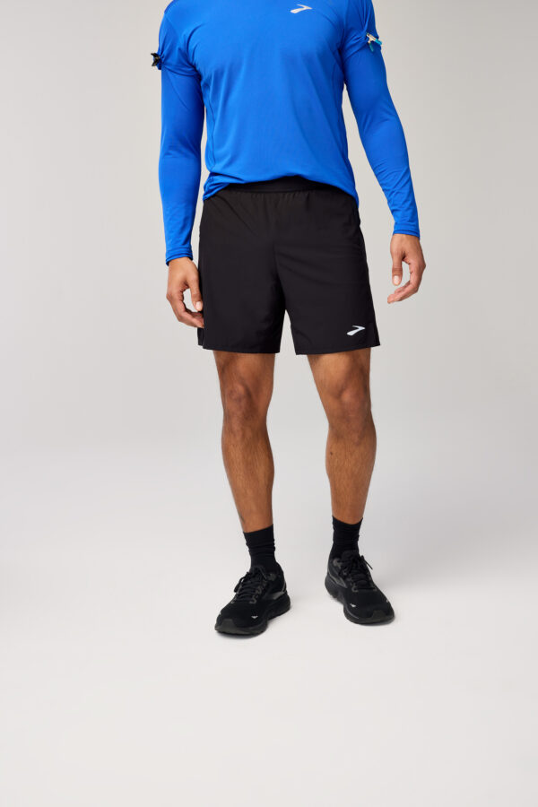 Brooks Journey 7" 2-in-1 Short tarjoaa peittävyyttä, mukavuutta ja vapaan liikkumisen pitkille juoksulenkeille.