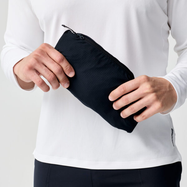 Brooks Canopy Packable Jacket pakkautuu omaan käsitaskuunsa ja kulkee helposti mukana.
