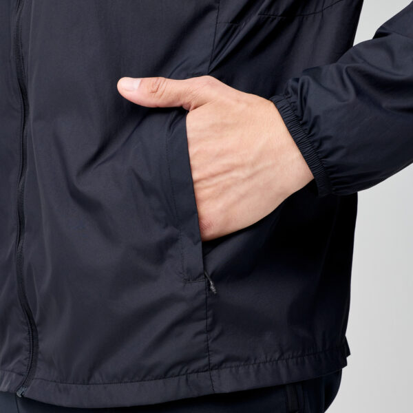 Brooks Canopy Packable Jacket -juoksutakin kevyt tuulen- ja vedenkestävä tekninen materiaali.