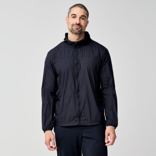 Brooks Canopy Packable Jacket -juoksutakki edestä – kevyt ja pakkautuva takki tuuliseen ja sateiseen säähän.