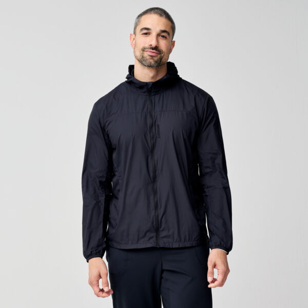 Brooks Canopy Packable Jacket -juoksutakki edestä – kevyt ja pakkautuva takki tuuliseen ja sateiseen säähän.
