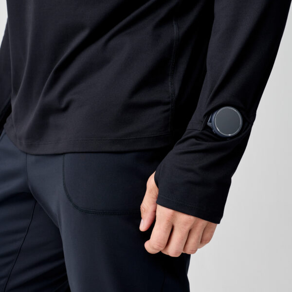 Brooks Dash 1/4 Zip 3.0 -juoksupaidan vasemman hihan kellolle tarkoitettu aukko.