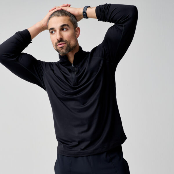 Brooks Dash 1/4 Zip 3.0 tarjoaa pehmeän materiaalin, kosteutta siirtävän rakenteen ja neljännesvetoketjun.