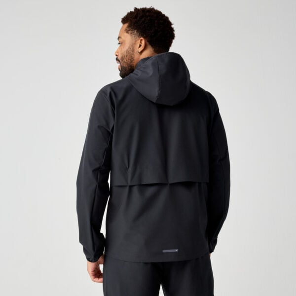 Brooks Men's Canopy Jacket takaa – selän ilmanvaihtoaukko ja heijastava yksityiskohta alaselässä.