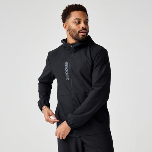 Brooks Men's Canopy Jacket miesten juoksutakki edestä – tuulen- ja vedenkestävä takki vaihteleviin sääolosuhteisiin.