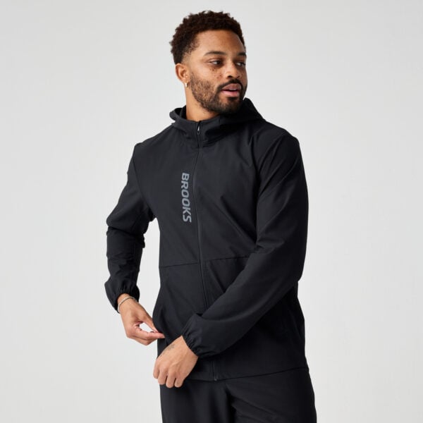Brooks Men's Canopy Jacket miesten juoksutakki edestä – tuulen- ja vedenkestävä takki vaihteleviin sääolosuhteisiin.