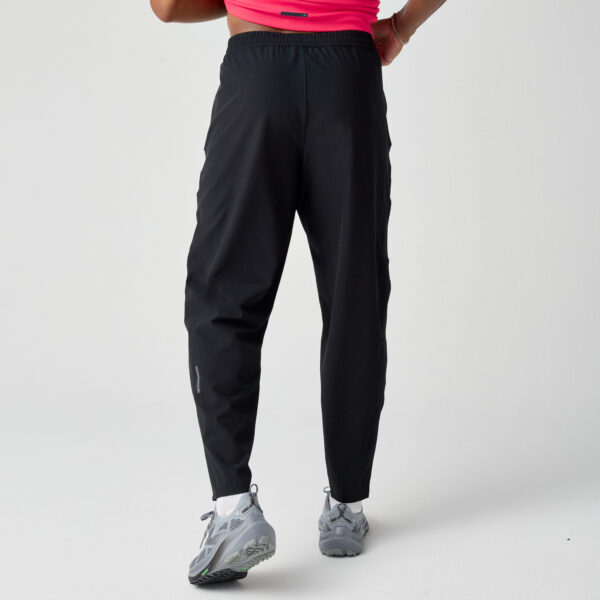 Brooks Men's Canopy Pant takaa – mukavat ja joustavat miesten juoksuhousut vaihteleviin sääolosuhteisiin.