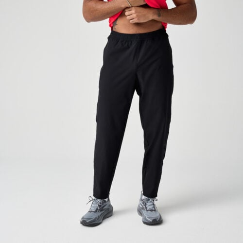 Brooks Men's Canopy Pant miesten juoksuhousut edestä – vettä hylkivät ja joustavat housut tuuliseen ja sateiseen säähän.