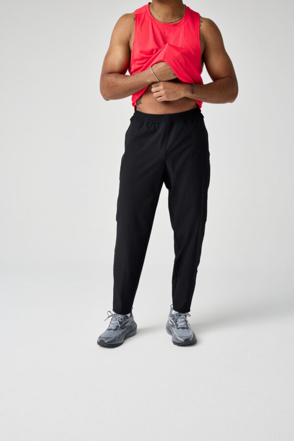 Brooks Men's Canopy Pant miesten juoksuhousut edestä – vettä hylkivät ja joustavat housut tuuliseen ja sateiseen säähän.
