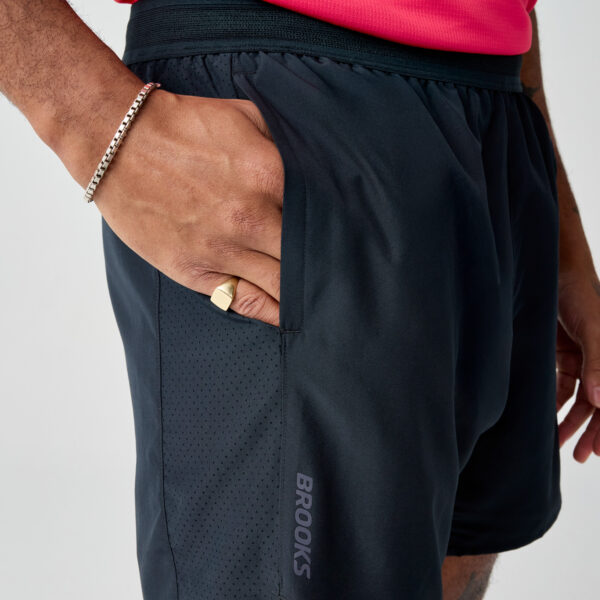 Brooks 2-in-1 juoksushortsien sisäshortsien taskut ja ulkopuoliset taskut säilytystä varten.