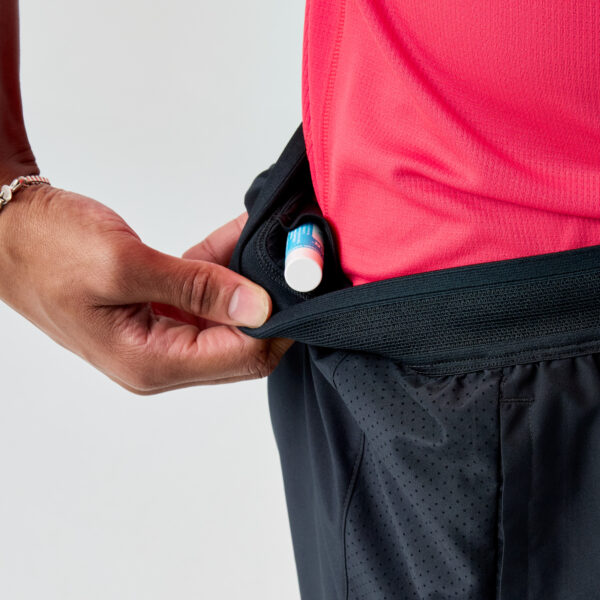 Brooks 2-in-1 juoksushortsien tukevat ja hengittävät boxer-brief-tyyliset sisäshortsit.