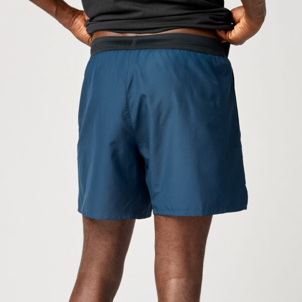 Brooks 2-in-1 juoksushortsien litteä vyötärönauha ja sisäinen kiristysnyöri.