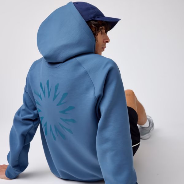 Brooks Men's Movement Hoodie -hupparin säädettävä huppu lisää suojaa viileällä säällä.