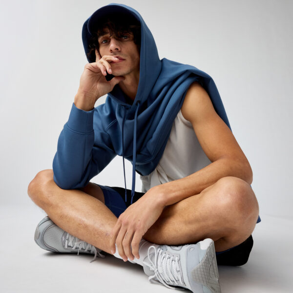 Brooks Movement Hoodie tarjoaa erittäin pehmeän materiaalin ja rennon istuvuuden.