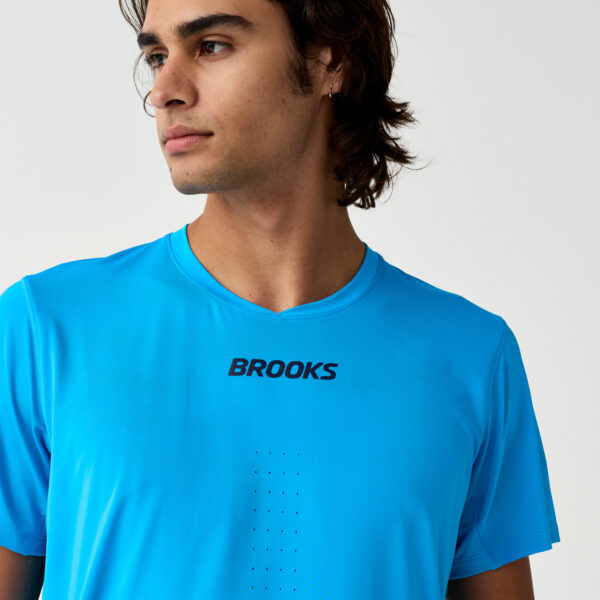 Brooks Dash Cooling Short Sleeve -juoksupaidan viileän tuntuinen ja hengittävä Cool-touch-materiaali.