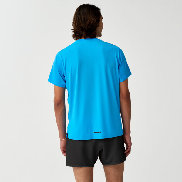 Brooks Dash Cooling Short Sleeve miesten juoksupaita takaa – kevyt tekninen paita päivittäiseen juoksuun.