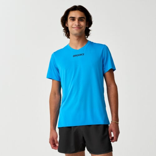 Brooks Dash Cooling Short Sleeve miesten juoksupaita edestä – viilentävä ja hengittävä paita lämpimän sään juoksuun.