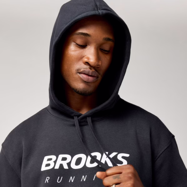 Brooks Reset Hoodie tarjoaa erittäin pehmeän fleece-materiaalin ja rennon istuvuuden.