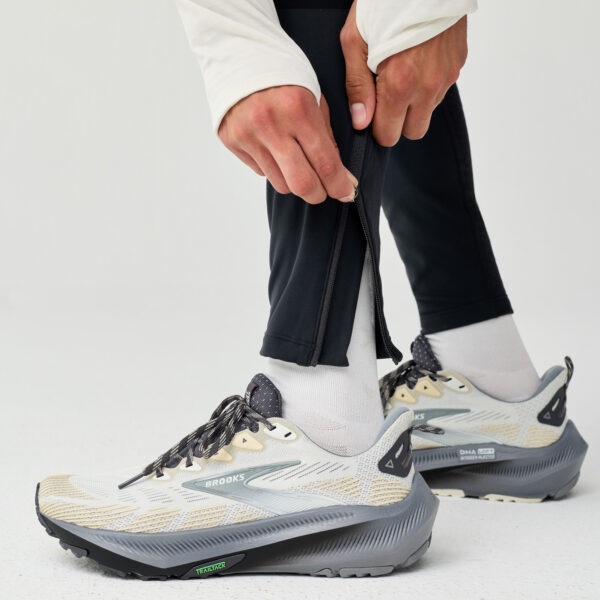 Brooks Momentum Thermal Tight -juoksutrikoot, vetoketjullinen lahkeensuu helpottaa pukemista.