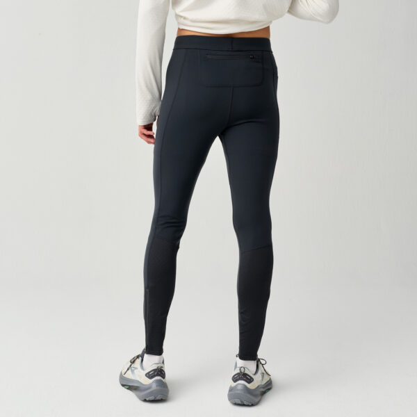 Brooks Momentum Thermal Tight takaa – vetoketjullinen puhelintasku ja vartalonmyötäinen istuvuus.