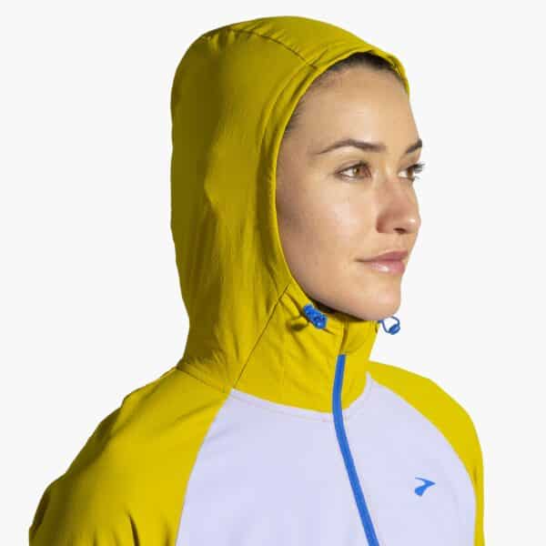 Juoksija käyttää Brooks Women's Canopy Jacket -juoksutakkia sateisella lenkillä.