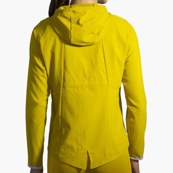 Brooks Women's Canopy Jacket takaa – kevyt ja vettä hylkivä juoksutakki vaihtelevaan säähän.