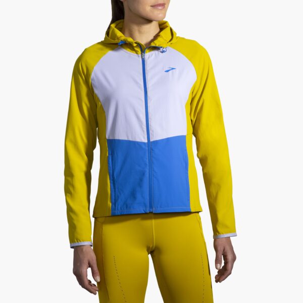 Brooks Women's Canopy Jacket tarjoaa hengittävää suojaa kevyeen ja kohtalaiseen sateeseen.