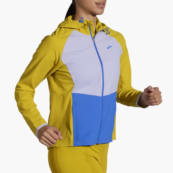Brooks Women's Canopy Jacket sivusta – puolivartalonmyötäinen istuvuus ja kevyt rakenne.