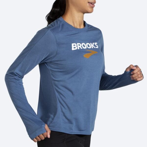 Brooks Distance Graphic Long Sleeve sivusta – puolivartalonmyötäinen istuvuus tarjoaa vapaan liikkumisen.