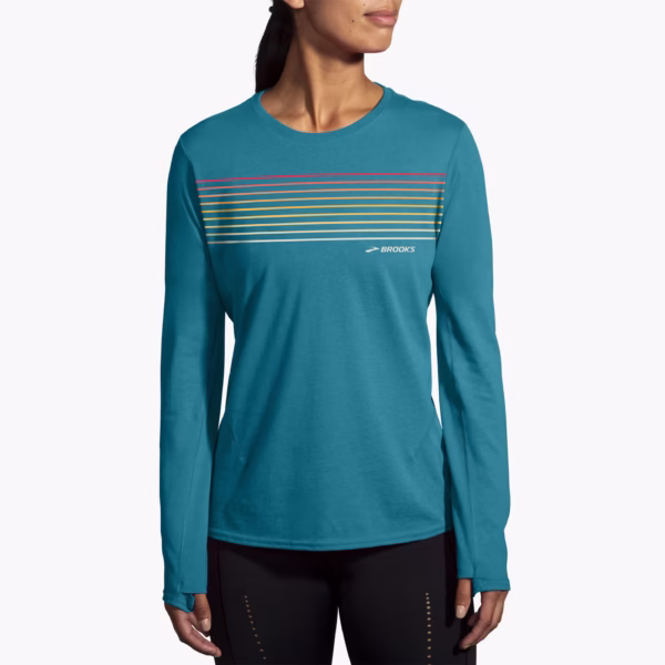 Brooks Distance Long Sleeve 2.0 tarjoaa pehmeän materiaalin ja nopeasti kuivuvan rakenteen juoksuun.