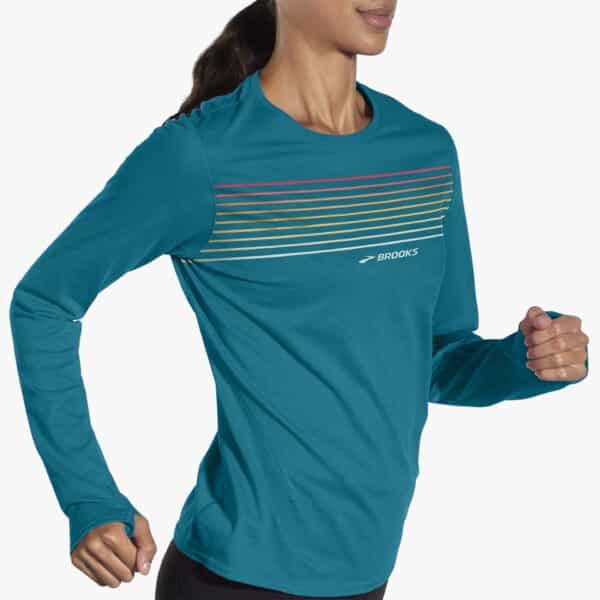 Juoksija käyttää Brooks Distance Long Sleeve 2.0 -pitkähihaista juoksupaitaa lenkillä.