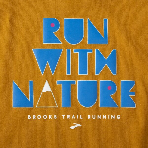 Brooks Women's Distance Short Sleeve 2.0 -juoksupaidan erittäin pehmeä ja nopeasti kuivuva tekninen materiaali.