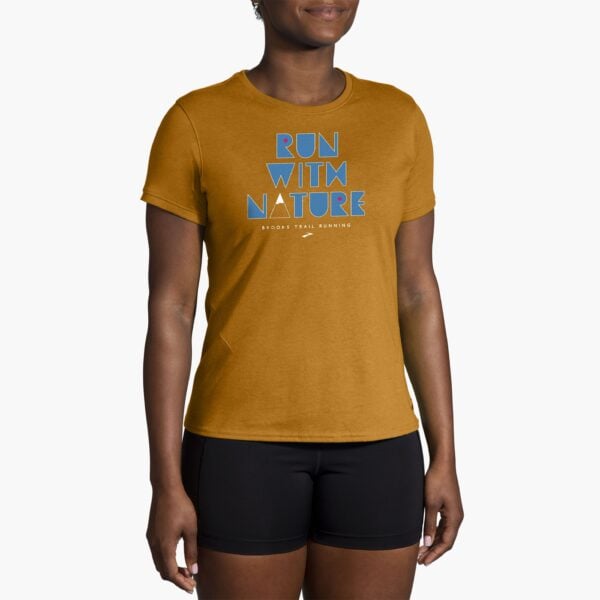 Brooks Women's Distance Short Sleeve 2.0 tarjoaa nopeasti kuivuvan ja kosteutta siirtävän materiaalin.