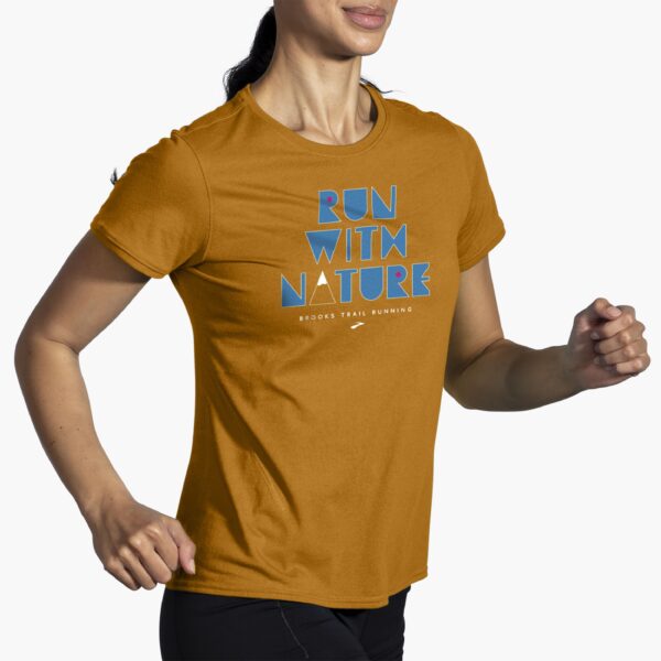 Juoksija käyttää Brooks Women's Distance Short Sleeve 2.0 -juoksupaitaa päivittäisellä juoksulenkillä.
