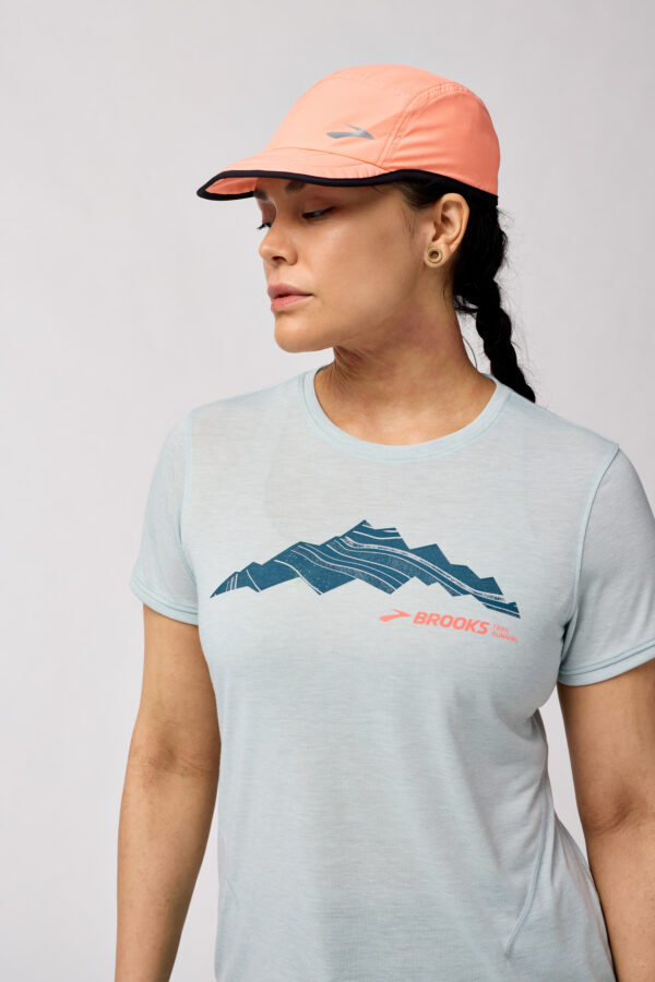 Brooks Women's Distance Short Sleeve 3.0 tarjoaa erittäin pehmeän materiaalin ja mukavan istuvuuden juoksuun.