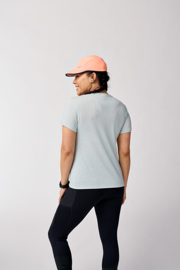 Brooks Women's Distance Short Sleeve 3.0 takaa – klassinen naisten juoksupaita uudistetulla materiaalilla.