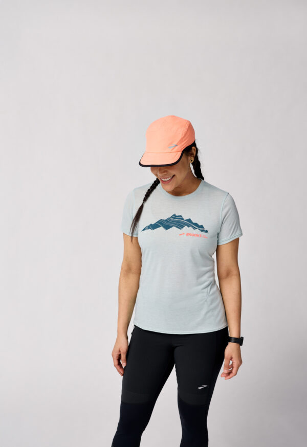 Brooks Women's Distance Short Sleeve 3.0 sivusta – puolivartalonmyötäinen istuvuus mahdollistaa vapaan liikkumisen.