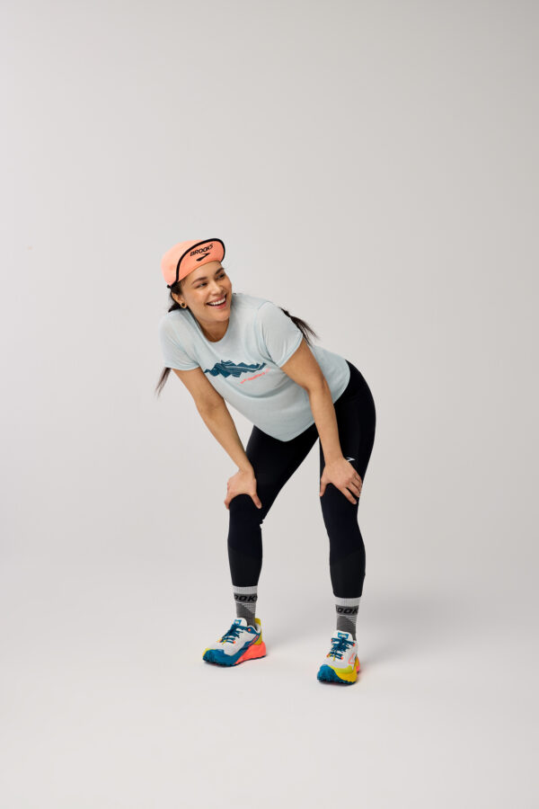 Brooks Women's Distance Short Sleeve 3.0 -juoksupaidan erittäin pehmeä ja nopeasti kuivuva materiaali.