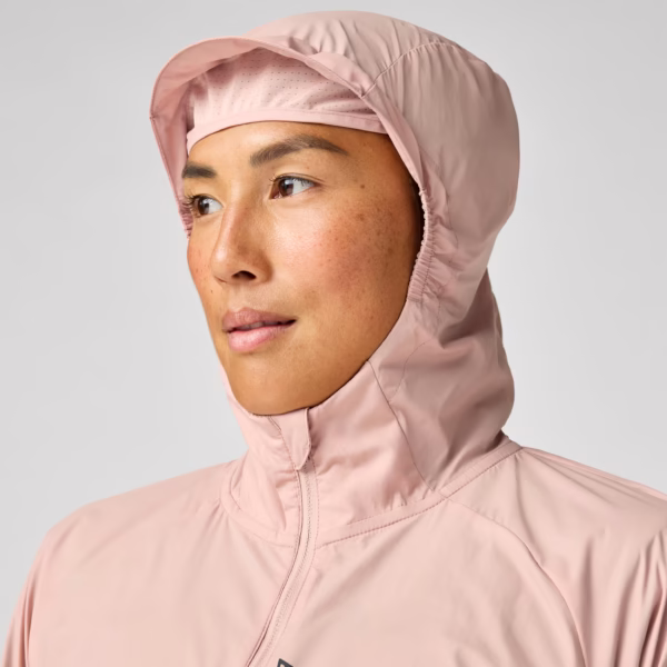 Brooks Canopy Packable Jacket -juoksutakin joustava huppu ja lippa suojaavat tuulelta ja sateelta.