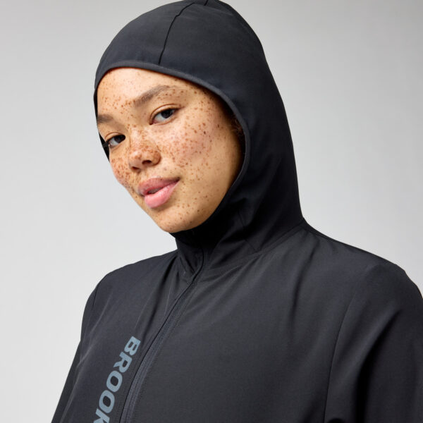 Brooks Women's Canopy Jacket -juoksutakin joustava huppu suojaa tuulelta.