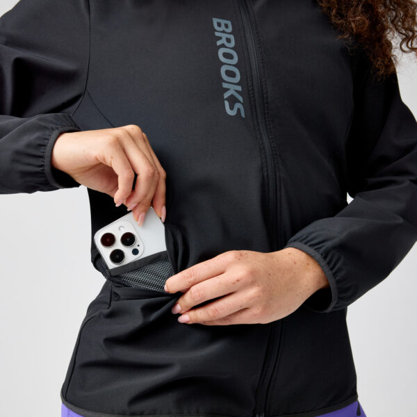 Brooks Women's Canopy Jacket -juoksutakin vetoketjullinen käsitasku tärkeiden tavaroiden säilyttämiseen.