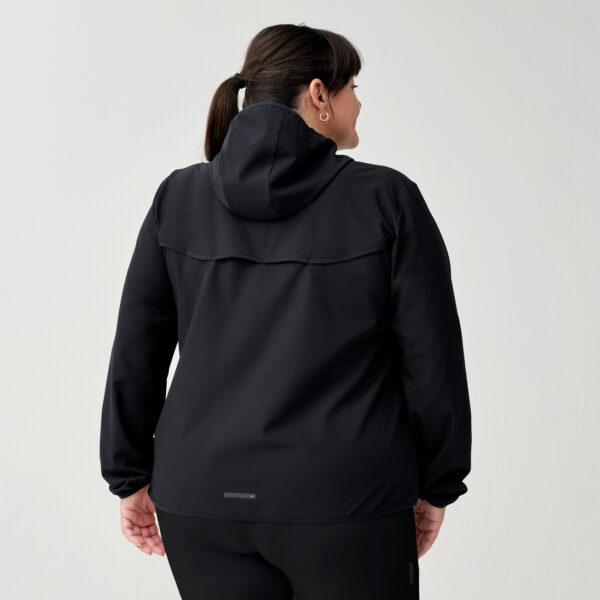 Brooks Women's Canopy Jacket -juoksutakin selän ilmanvaihtoaukko parantaa hengittävyyttä.